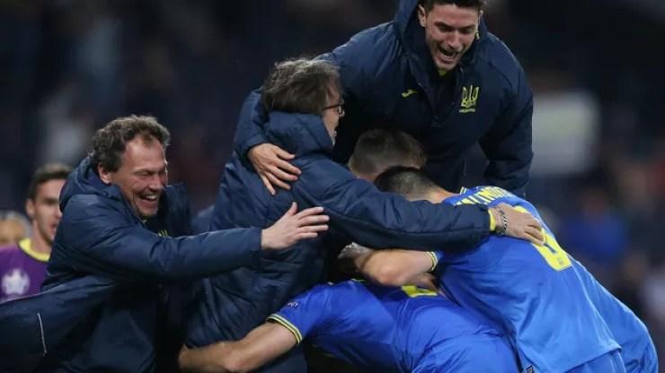 Jogadores da Ucrânia comemoram gol salvador de Dovbyk na vitória sobre a Suécia