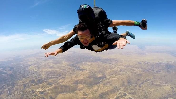 Correspondente Felipe Santana salta de paraquedas na Califórnia, nos EUa — Foto: Globo Repórter/ Reprodução