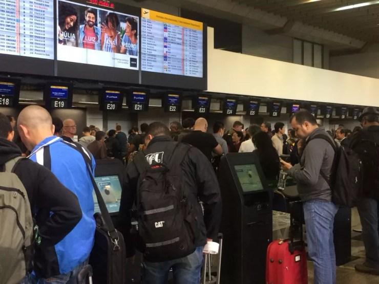 Movimentação no check-in em Cumbica; diversos voos para a Argentina foram cancelados (Foto: Abraão Cruz/TV Globo )