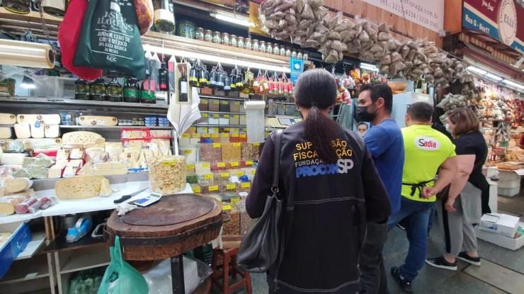 Procon realiza fiscalização em loja de laticínios.  — Foto: Divulgação