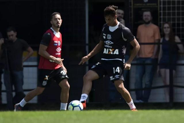 Kaio Jorge está integrado ao time profissional do Santos e já fez uma partida pelo time profissional — Foto: Ivan Storti/Santos FC