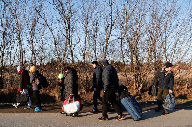 Pessoas fogem da Ucrânia na fronteira húngara-ucraniana, em Beregsurany