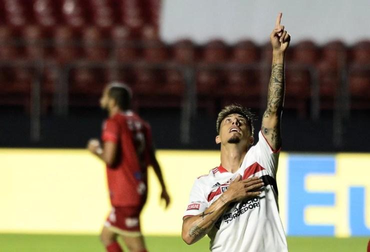 Rigoni comemora seu gol na vitória do São Paulo por 9 a 1 — Foto: Marcos Ribolli