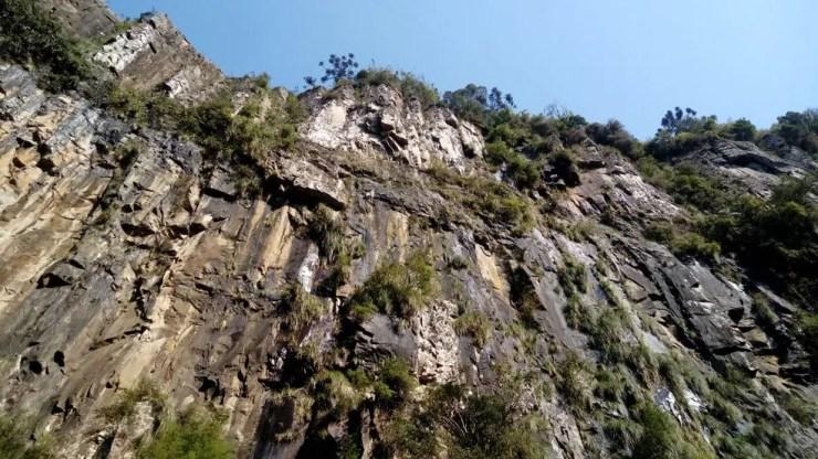 Carro caiu aproximadamente 100 metros na Cascata do Avencal (Foto: Rádio Gralha Azul/Divulgação)