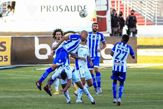 CSA x Avaí; Valdívia jogou o primeiro tempo infectado pela Covid — Foto: Ailton Cruz/Gazeta de Alagoas