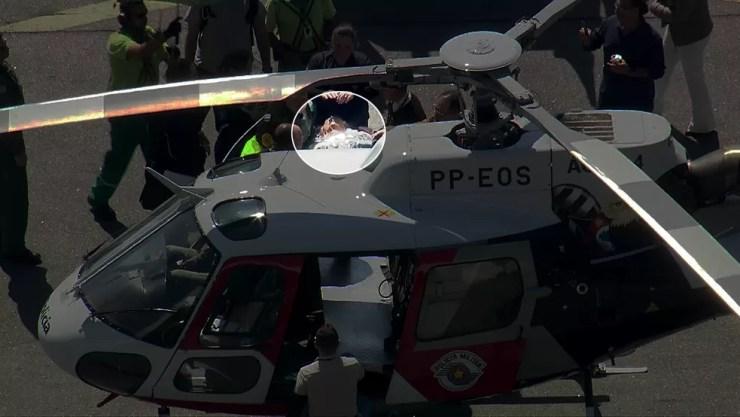 Jair Bolsonaro é colocado em helicóptero da PM para ser levado ao hospital Albert Einstein, em São Paulo (Foto: Reprodução/TV Globo)