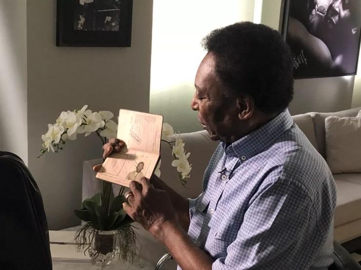Pelé mostra seu antigo passaporte — Foto: Laura Fonseca 