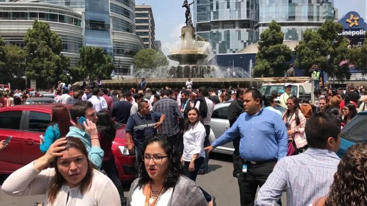 Pessoas lotam praça na Cidade do México após tremor atingir a região na tarde desta terça-feira (19) (Foto: Carlos Jasso/Reuters)
