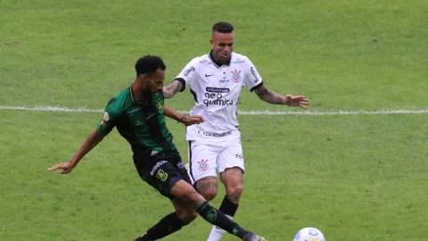 Anderson, do América-MG, disputa a bola com Luan, do Corinthians