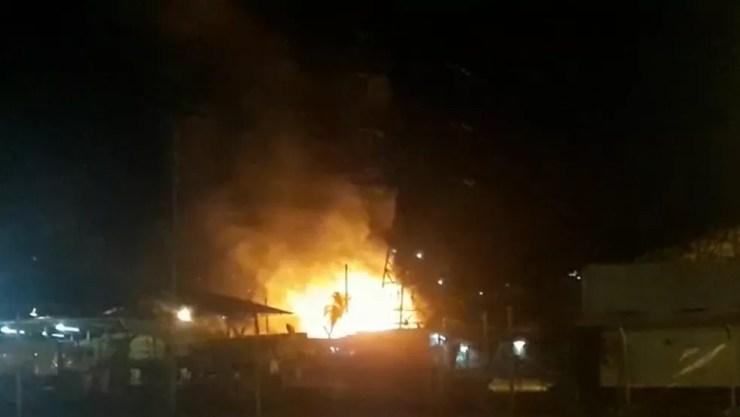 Incêndio atingiu um galpão do Aeroporto de Guarulhos na madrugada desta quarta-feira (14).  — Foto: Reprodução/TV Globo 