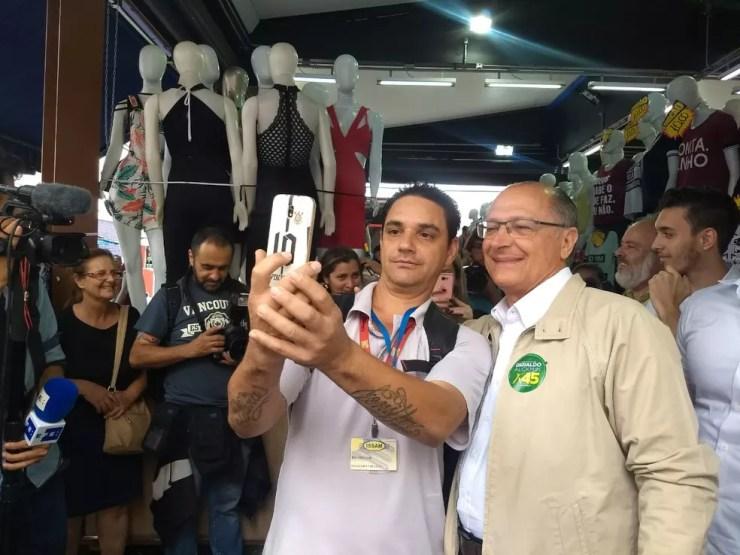 Geraldo Alckmin posa com eleitores no Brás — Foto: Bárbara Muniz Vieira/G1
