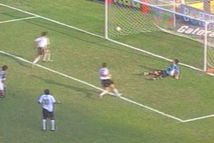 Em 2005, Corinthians goleia Santos por 7 a 1, com três gols de Tevez