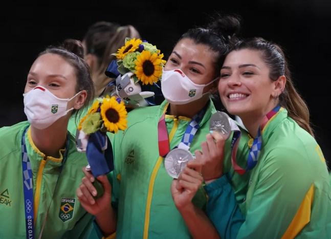 Brasileiras comemoram a prata no vôlei — Foto: REUTERS/Pilar Olivares