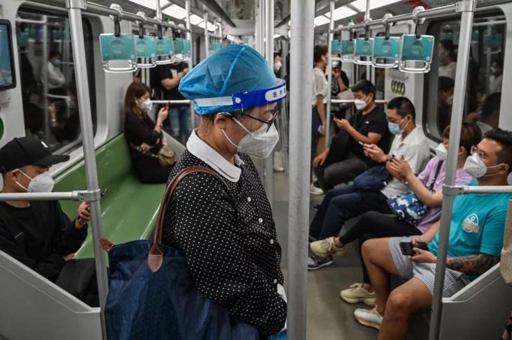 Moradores de Xangai em metrô da cidade, que reabriu após dois meses, em 31 de maio de 2022.  — Foto: Hector Retamal/ AFP 