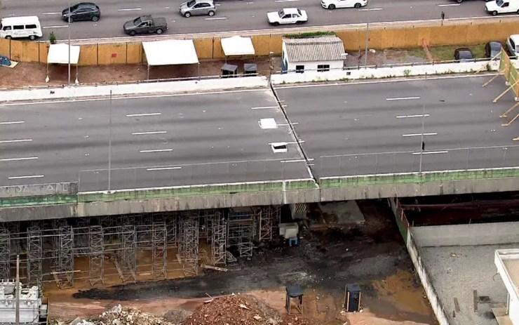 Macacos hidráulicos foram instalados para erguer o viaduto na Marginal Pinheiros — Foto: TV Globo/Reprodução