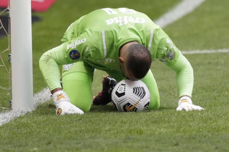 Weverton beija a bola após o chute de Vitinho acertar a trave — Foto: Reuters