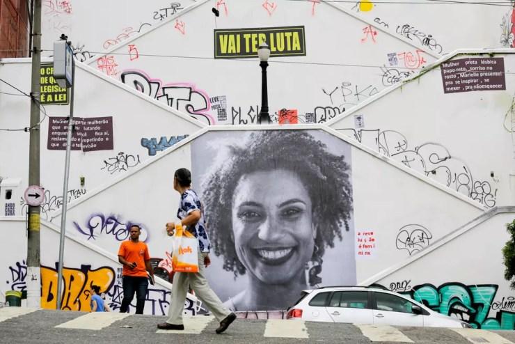 Pessoas passam por uma homenagem à Marielle Franco na escadaria da rua Cristiano Viana, no bairro de Pinheiros, em São Paulo — Foto: Nelso Antonie/Estadão Conteúdo