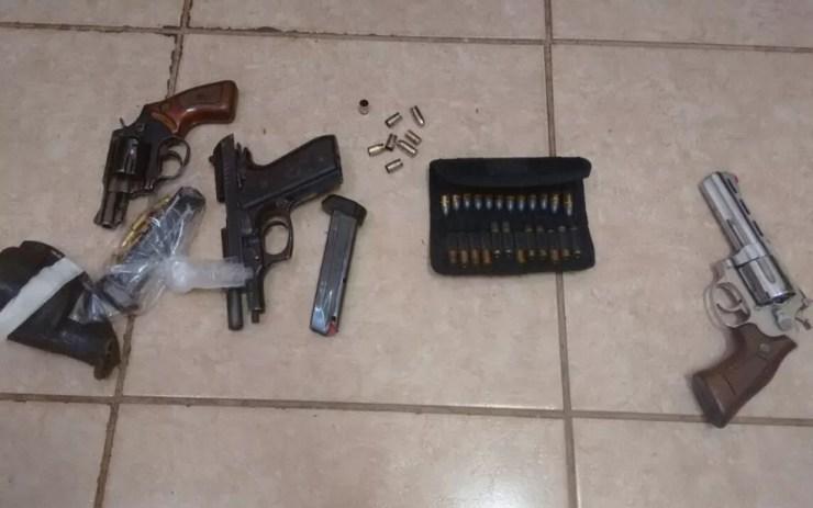 Armas, cápsulas e munições apreendidas pela polícia (Foto: Divulgação)