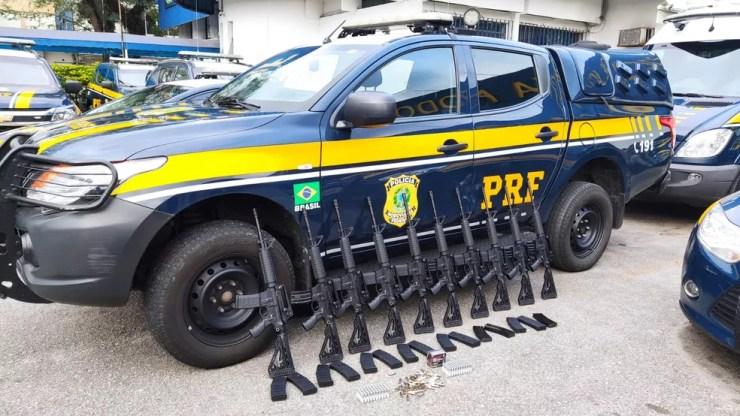 PRF apreende dez fuzis com numeração raspada na rodovia Presidente Dutra, em Guarulhos, na Grande SP. — Foto: Divulgação/PRF