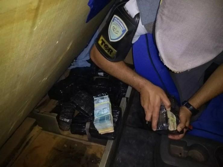 Dinheiro apreendido em blitz, em Porangaba, estava escondido em caminhão — Foto: Polícia Rodoviária/Divulgação