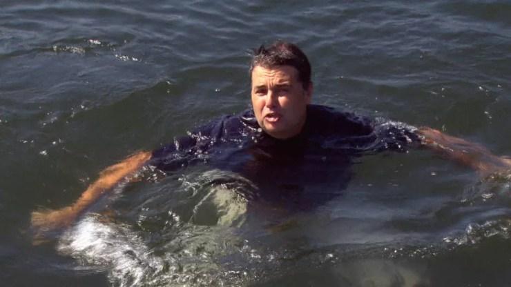 Então secretário de Meio Ambiente, André Corrêa mergulhou na Baía de Guanabara para mostrar que estava limpa para a Olimpíada Rio 2016 — Foto: Reprodução/TV Globo