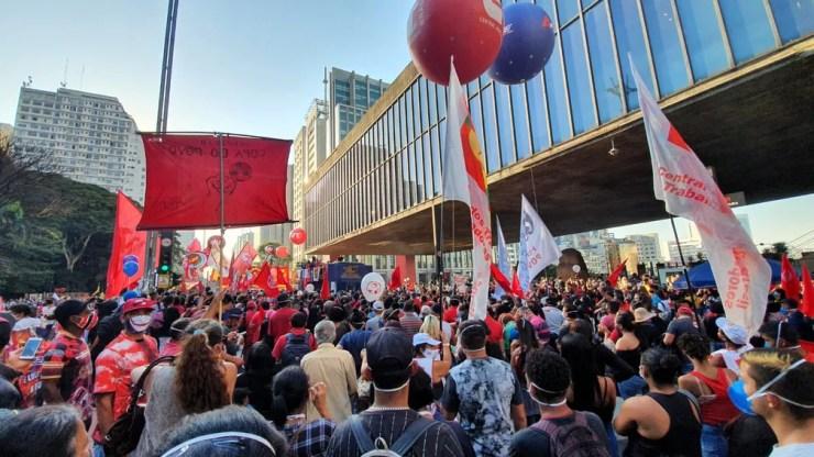 Manifestantes se reúnem em frente ao Masp, na Avenida Paulista, em ato contra o governo Bolsonaro neste sábado (24) em São Paulo — Foto: Marina Pinhoni/G1