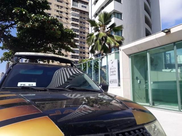 Equipe da Polícia Federal esteve em prédio na Avenida Boa Viagem, na Zona Sul do Recife, nesta sexta-feira (19), dentro da Operação Abismo — Foto: Clarissa Góes/TV Globo