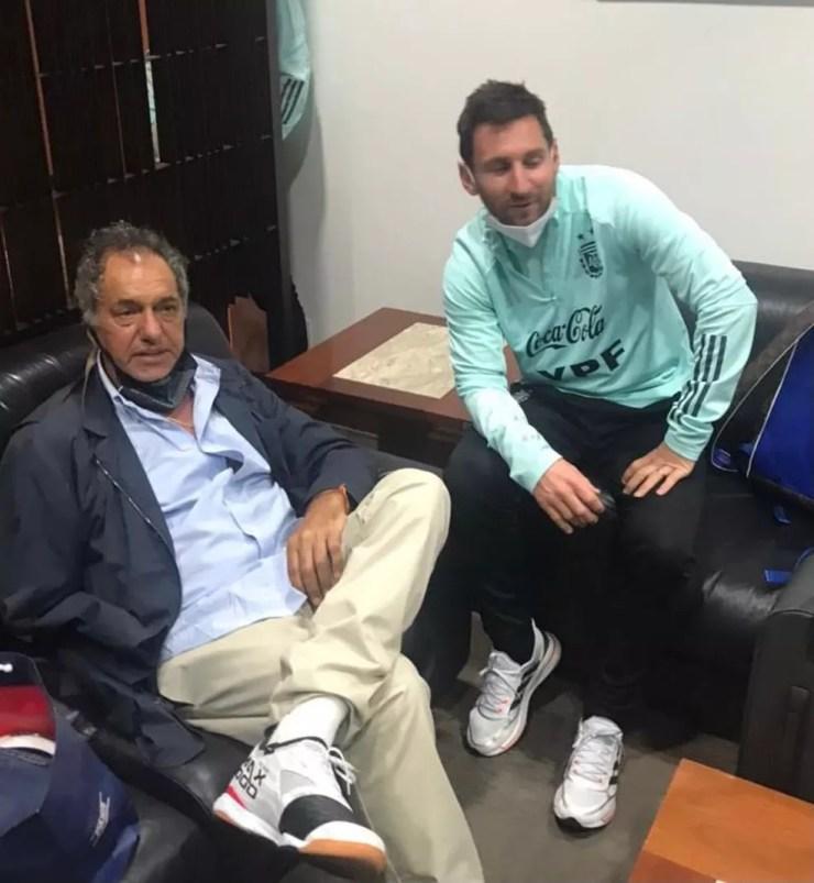 Embaixador da Argentina no Brasil e Messi em aeroporto: delegação de argentinos deixou São Paulo ainda neste domingo — Foto: Reprodução
