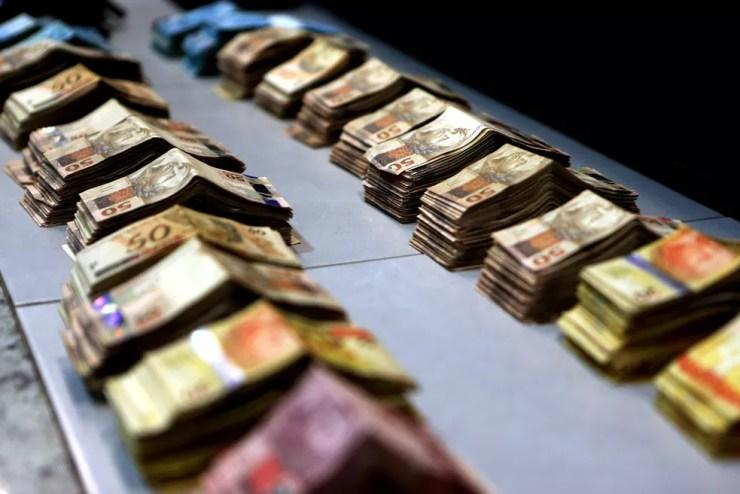 Dinheiro apreendido pela polícia na casa do médium João de Deus — Foto: Ernesto Rodrigues/Estadão Conteúdo