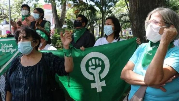 Grupos a favor do direito da mulher de decidir sobre sua gravidez também foram às ruas — Foto: EPA via BBC