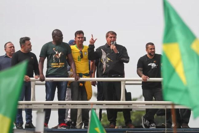 Bolsonaro discursa em carro de som no Aterro do Flamengo — Foto: Pilar Olivares / Reuters
