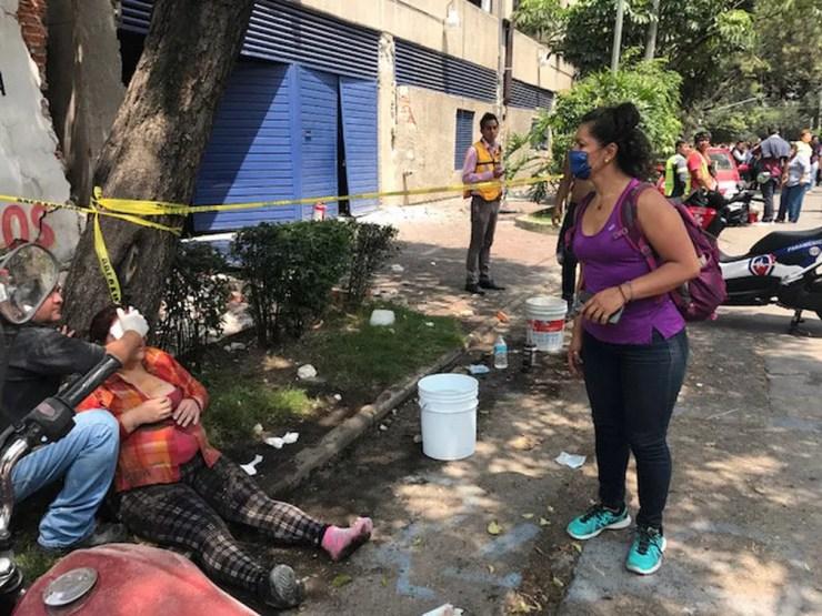 Mulher ferida é socorrida após forte tremor na Cidade do México nesta terça-feira (19) (Foto: Carlos Jasso/Reuters)