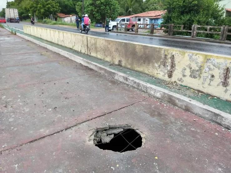 Criminosos tentaram explodir uma ponte na cidade de Caucaia durante a madrugada desta terça-feira — Foto: Kilvia Muniz/Sistema Verdes Mares