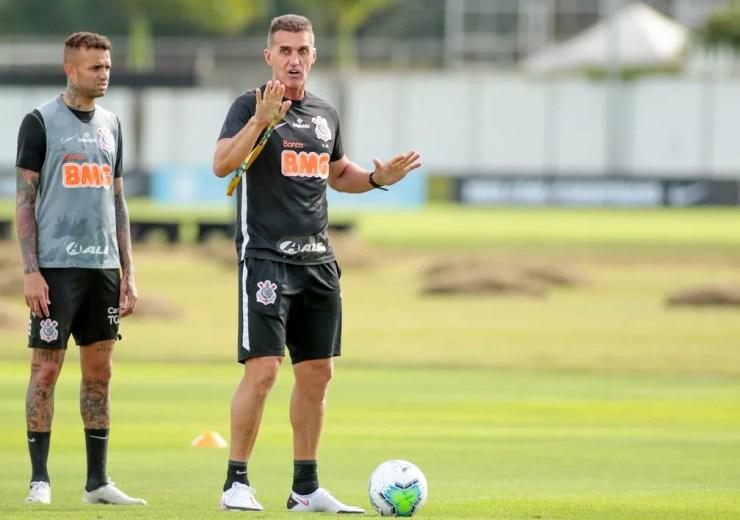 Luan e Vagner Mancini no treino do Corinthians — Foto: Rodrigo Coca/Ag. Corinthians