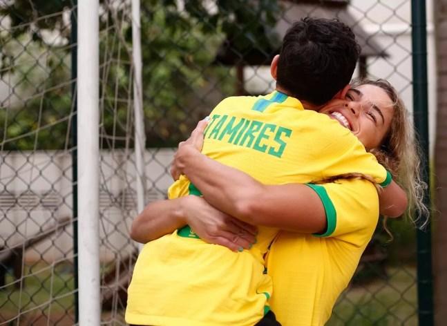 Tamires e o filho, Bernardo, com a camisa da seleção brasileira — Foto: Vitor Milanez/CBF