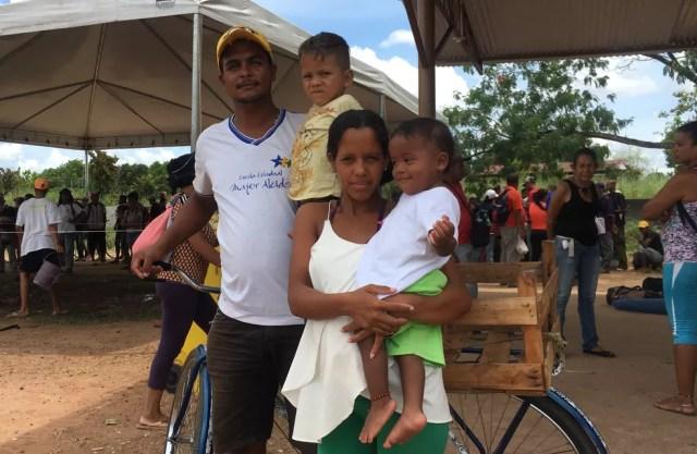 Eduard Marcano, a mulher Rorelysmar e os dois filhos pequenos; a menina é brasileira — Foto: Emily Costa/G1 RR
