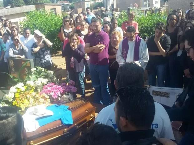 Amigos e familiares cantaram em homenagem ao cantor antes do sepultamento (Foto: Emerson Bortolaia/Votunews)