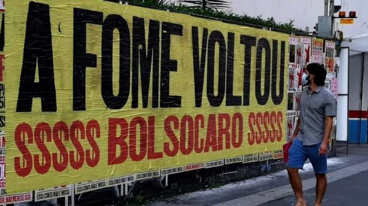 Cartaz na Avenida Paulista, Centro de SP, protesta contra a volta da fome no Brasil.  — Foto: Roberto Parizotti/Fotos Públicas