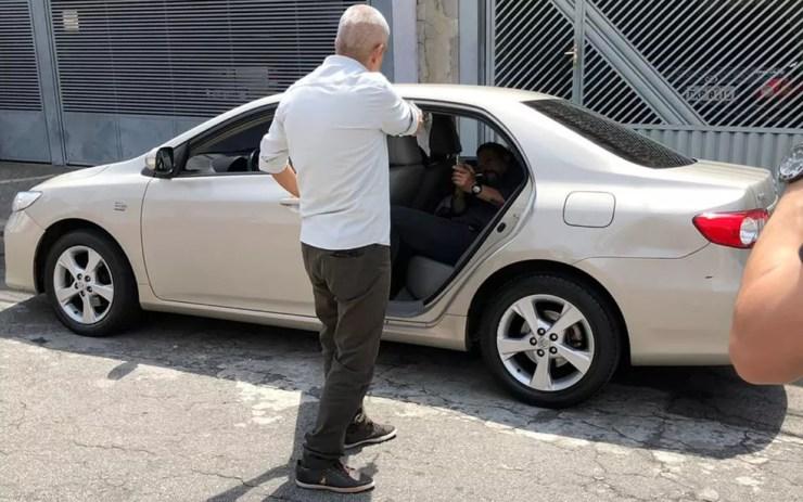 Policial participa de reconstiuição de caso em que ele atirou em três assaltantes — Foto: Divulgação/Polícia Civil