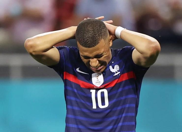 Mbappé lamenta chance perdida pela França contra a Suíça — Foto: Reuters