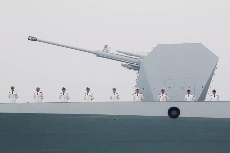 Imagem de arquivo mostra navio de guerra chinês Taiyuan na cidade portuária de Qingdao — Foto: Jason Lee/Reuters