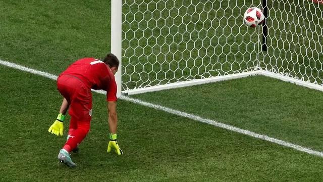 Muslera observa a bola entrar no gol após falhar no segundo gol da França contra o Uruguai