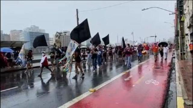 VÍDEO: Ato contra Bolsonaro reúne manifestantes na área central do Recife