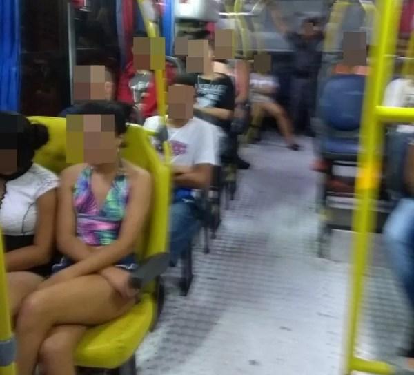 Menores foram levados de ônibus para a Central de Flagrantes (Foto: Divulgação)