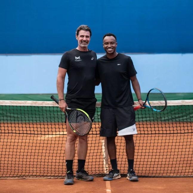 Thiaguinho joga tênis com Patrick Mouratoglou  — Foto: Divulgação