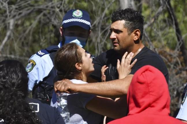 Anthony Elfalak (direita) e sua esposa se abraçam ao saber que o filho deles foi encontrado com vida na Austrália, em 6 de setembro de 2021 — Foto: Dean Lewins/P