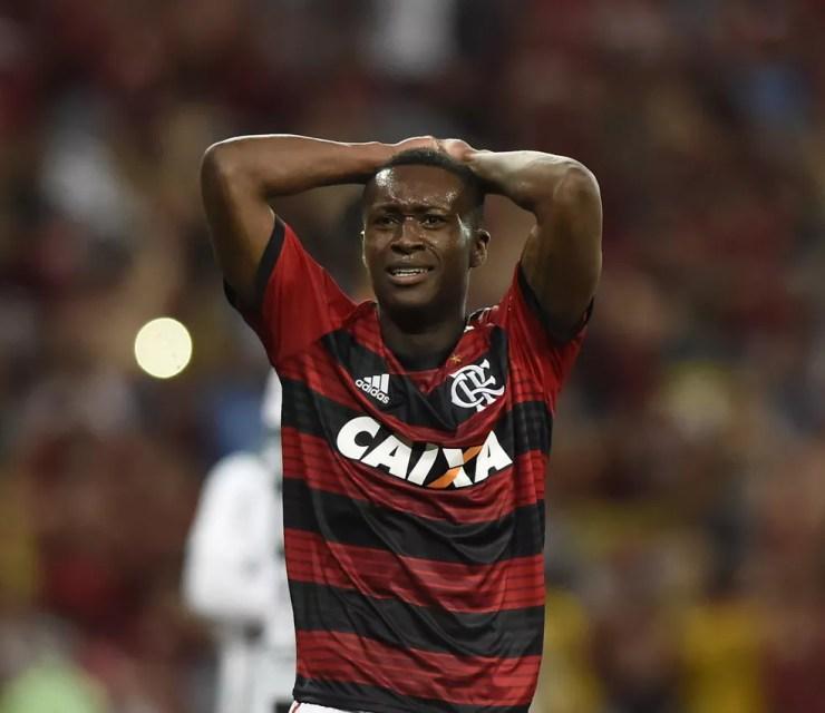 Flamengo vai precisar encorpar o elenco devido ao fim dos empréstimos de Marlos (foto) e Geuvânio  — Foto: André Durão