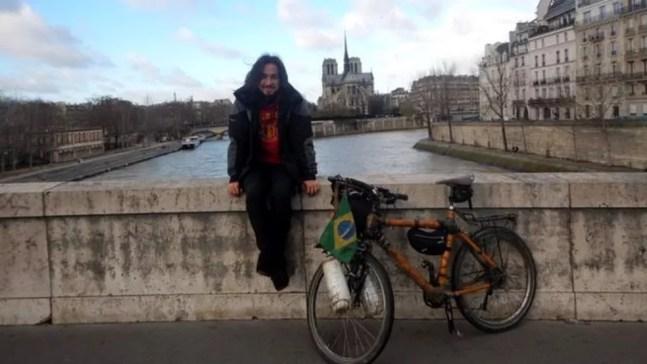Sociólogo ao lado de sua bicicleta de bambu durante passagem por Paris — Foto: Arquivo Pessoal/Via BBC