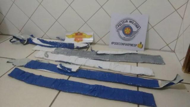 Munições estavam embaladas em formato de cinto embaixo da roupa da suspeita flagrada em Ourinhos (Foto: Polícia Rodoviária / Divulgação )