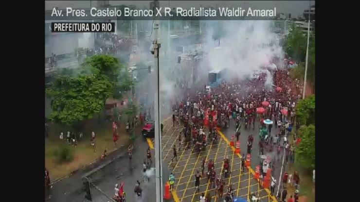PM dispersa público aglomerado no entorno do Maracanã no início da tarde deste domingo (21) — Foto: Reprodução / GloboNews
